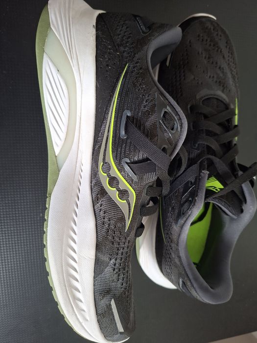Маратонки за бягане Saucony Guide 16 в разцветка "Black/Glade" (Черно / Яркозелено).
