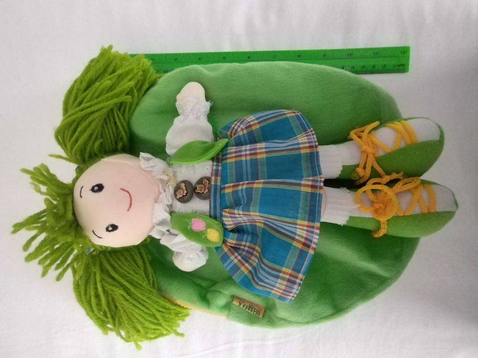 Rucsac cu o papusa aplicata