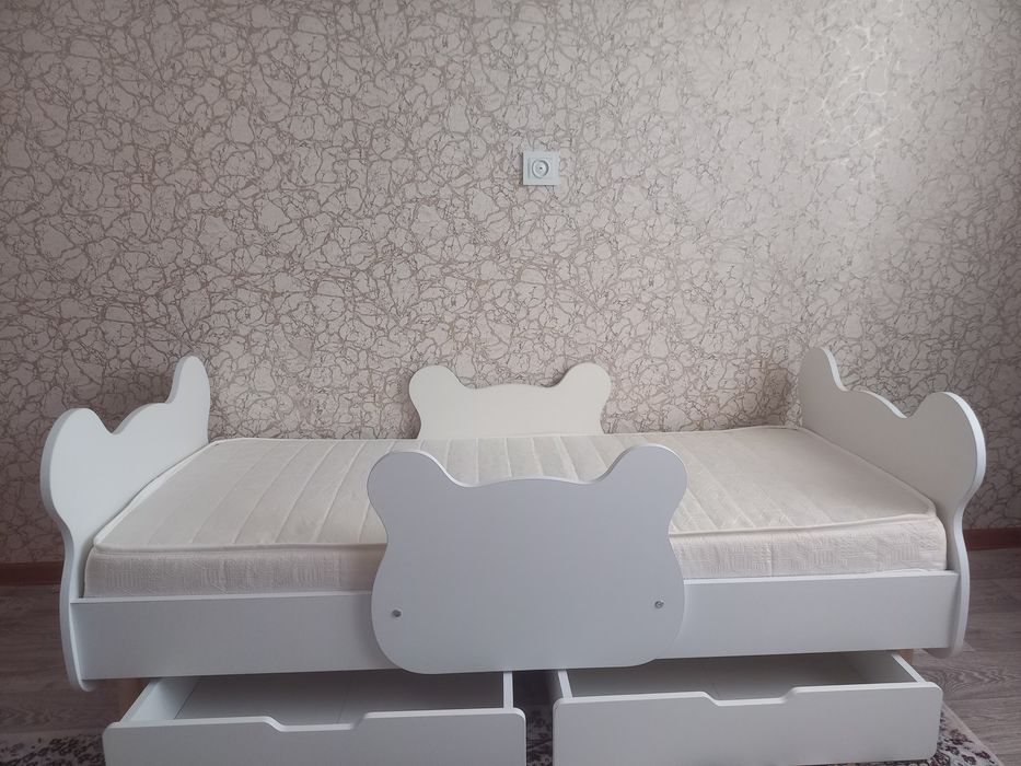 Кровать детская деревянная с матрасом