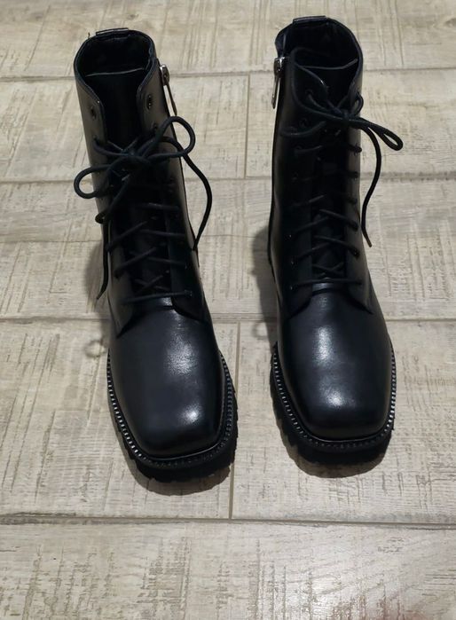 Ghete negre din piele