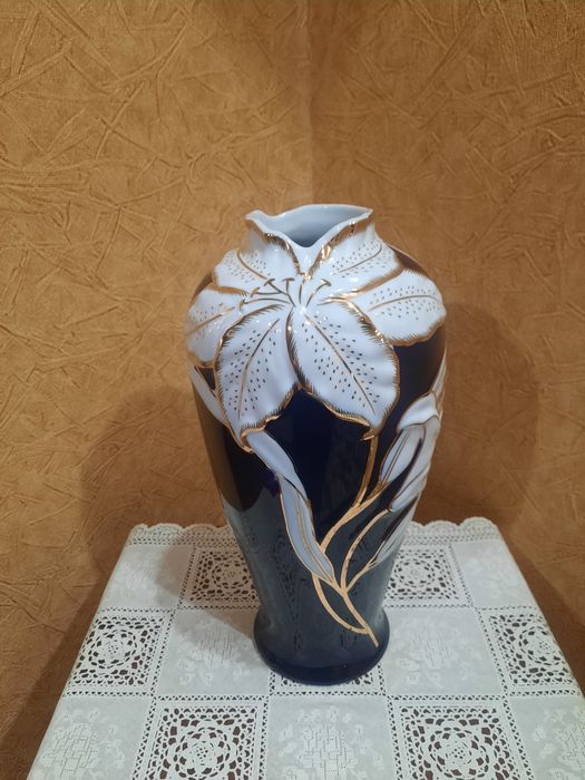 Роскошная  фарфоровая Чешская кобальтовая ваза (бренда Thun), украшенн