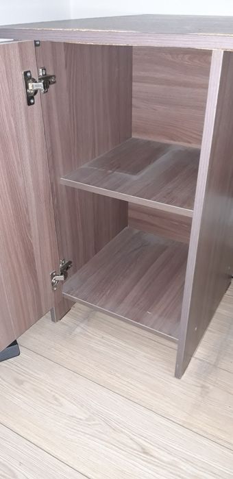 Письменный стол с шкафчиками