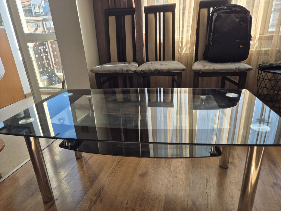 Стъклена маса за хол