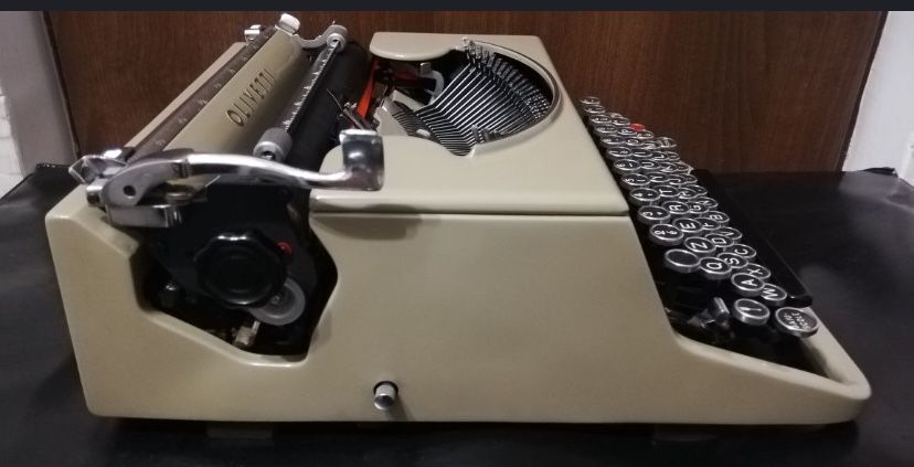 Masina de scris Ollivetti studio 42