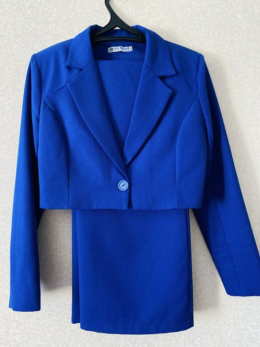 Продам костюм брючный, цвет синий-электро, брюки палаццо, широкие