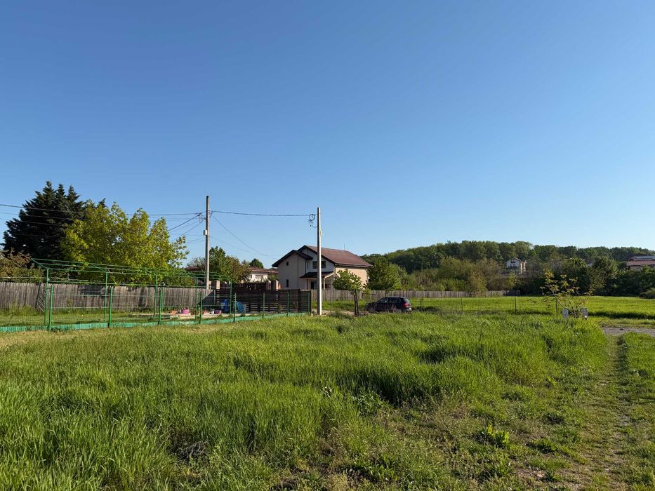 Teren intravilan 500 mp în Cocoșești – vedere la pădure, utilități la poartă, deschidere 16,5 m