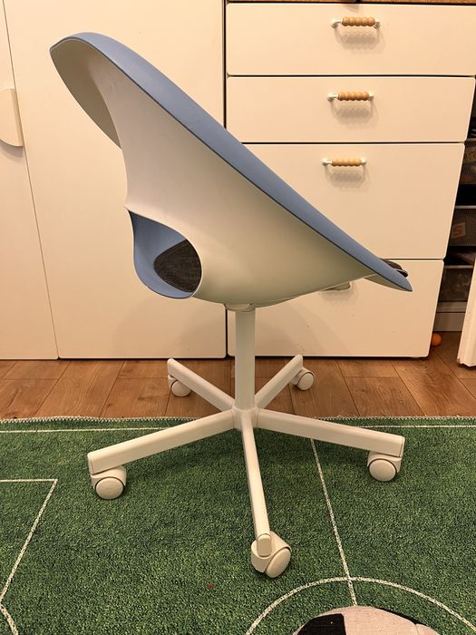 Scaun birou IKEA, albastru, cu roți, pernă din fetru