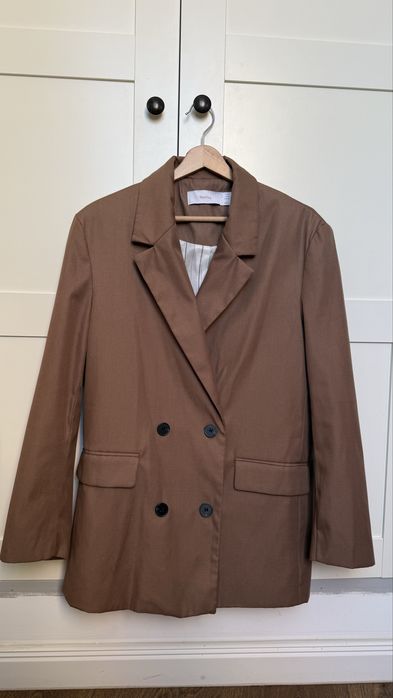 Кафяво сако с двуредо закопчаване
