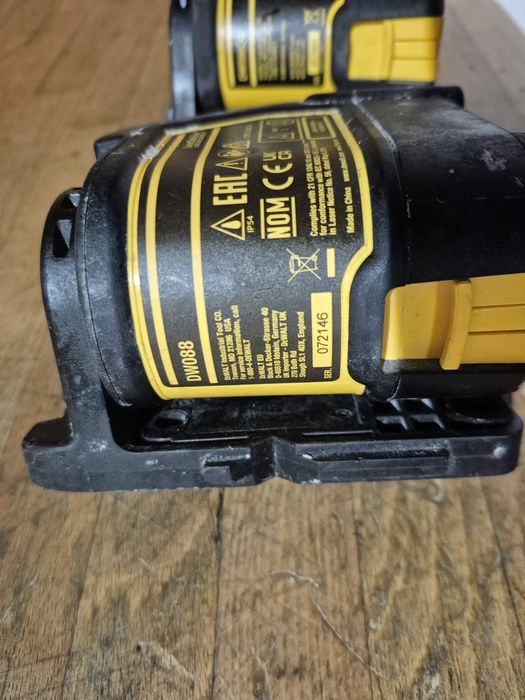 Nivela laser  DEWALT  DW088 raza roșie si verde