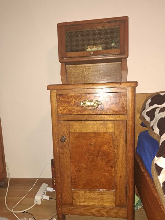 Mobilă din lemn de nuc