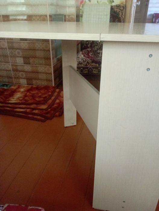 Продам стол книжка новый