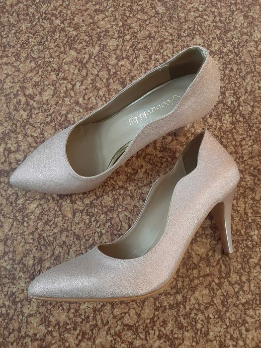 Блестящи розови обувки на висок ток