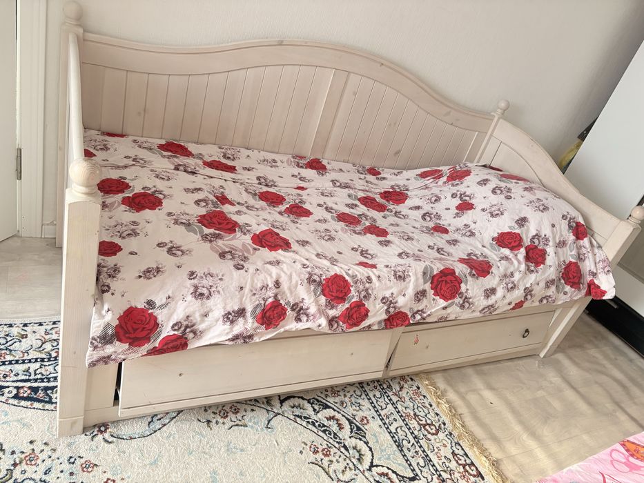 Кровати и диван в детскую