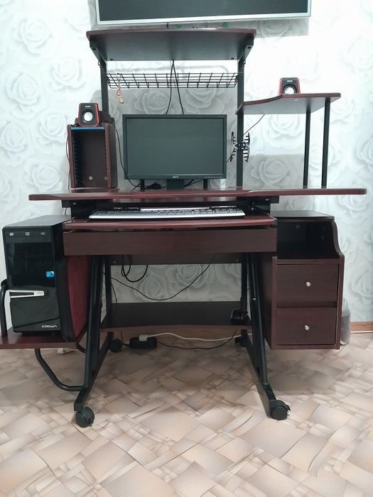 Продам компьютерный стол