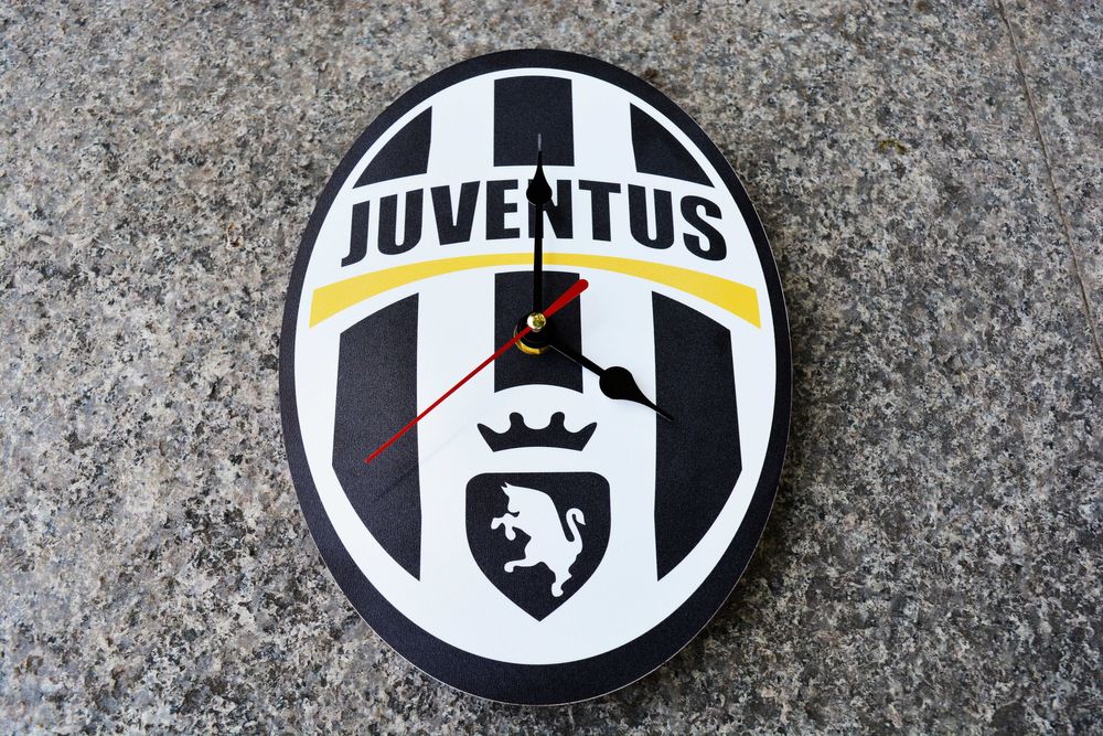 Стенни часовници с емблеми на всички футболни отбори