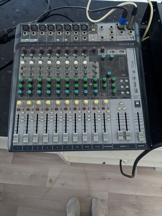 Продаётся колонка JBL с всеми усилителем и кабельями