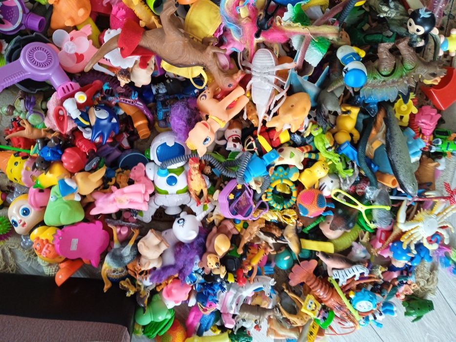 Игрушки разные продам.