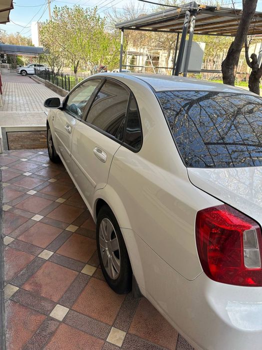 Lacetti 1.8 sotiladi