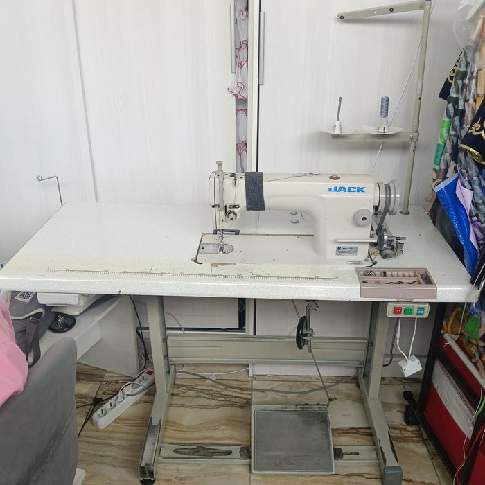 Срочно продам швейную машинку