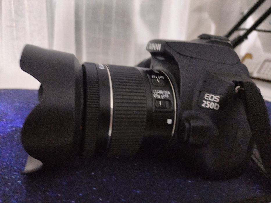 Продам фотоаппарат Canon EOS 250D
