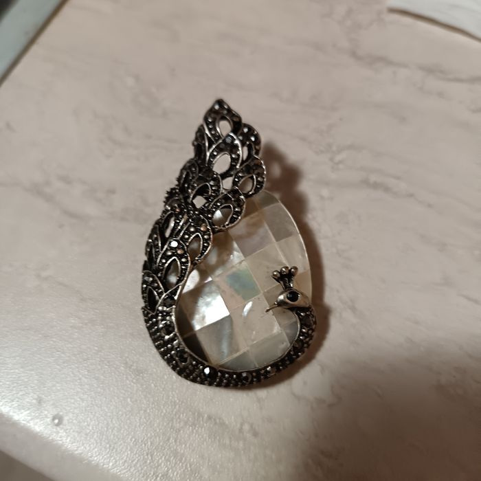 Сребърна брошка вид паун