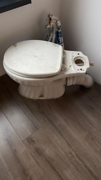 строительный унитаз и козел