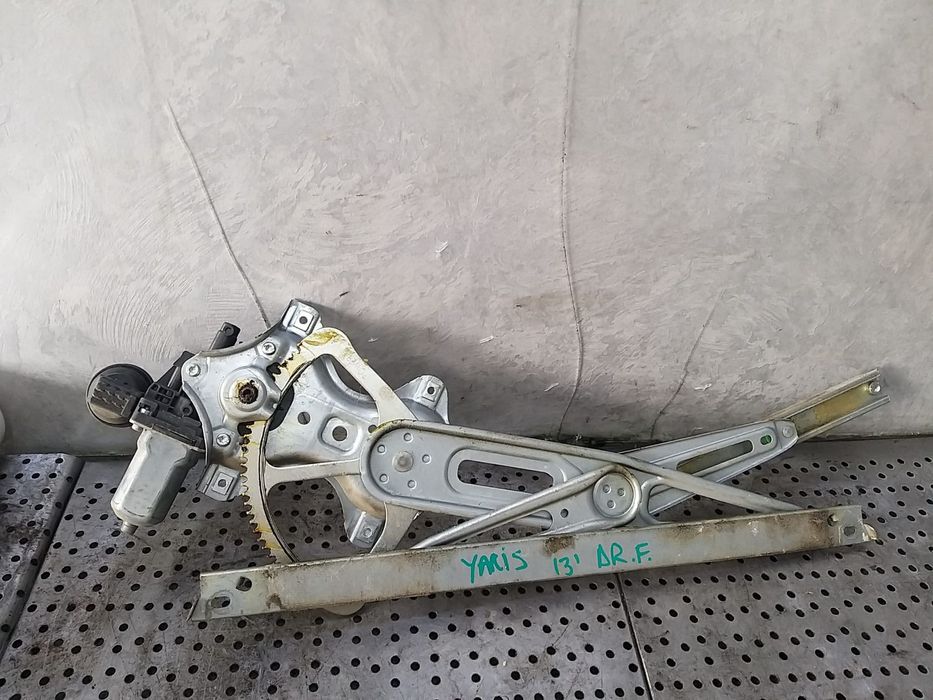 Macara motoras dreapta fata toyota yaris 3 p13 857100d100 av2621002331