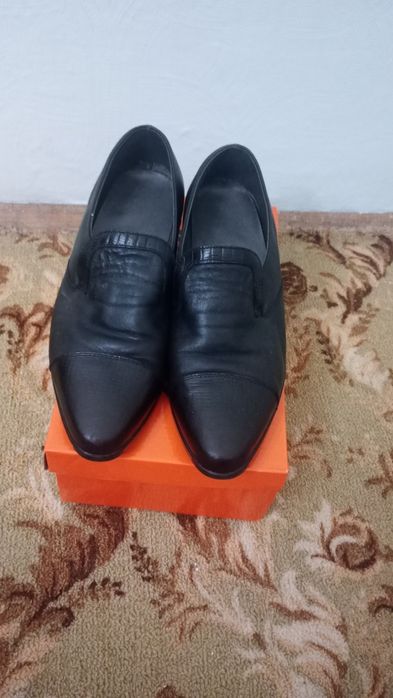 Черни мъжки обувки.