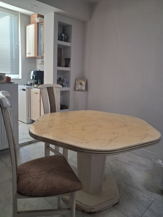 Продавам маса от масивно дърво и маса с 6 дървени стола.цена 150евро .тел0894870605.Намират се в Перник.