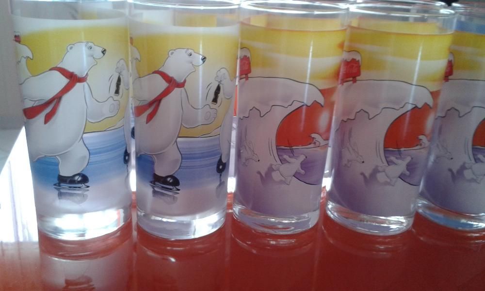 Различни чаши на кока-кола