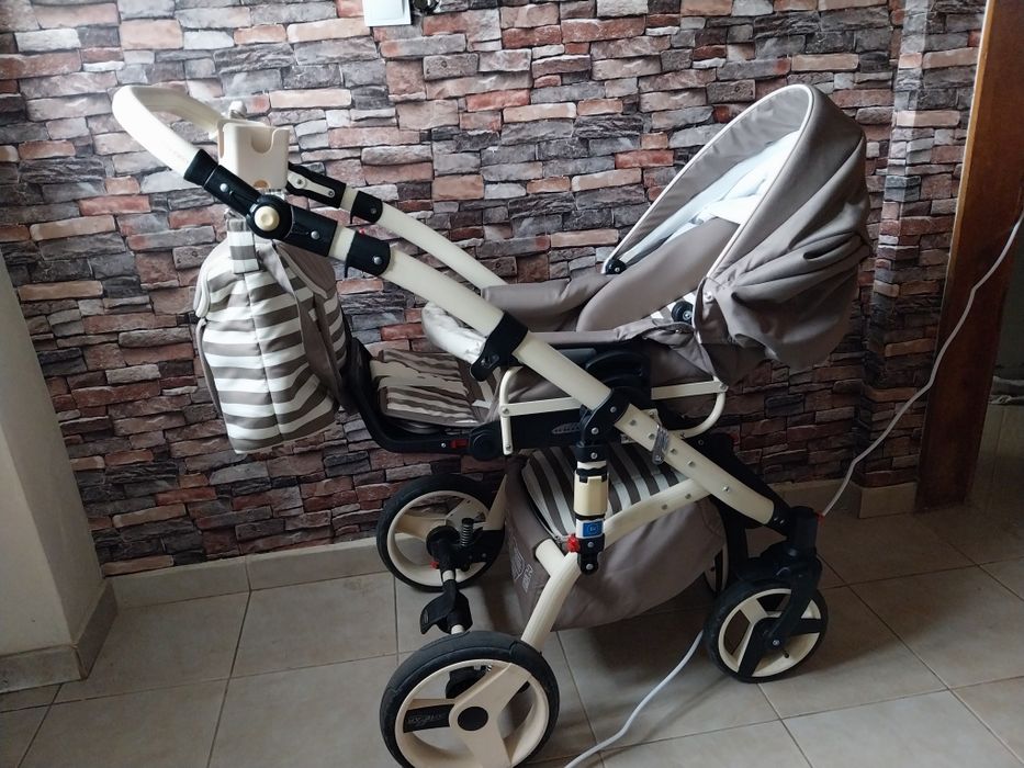 Продавам комбинирана количка 3 в 1