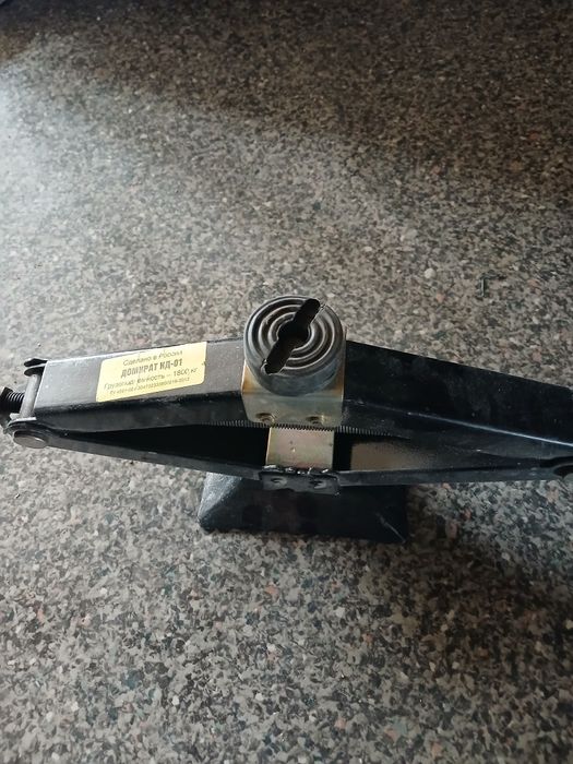 Домкрат 1800 кг 3000 кг