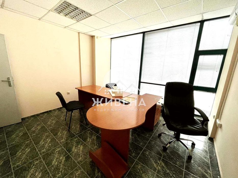 Продава офис до Червен площад, площ 136 кв.м