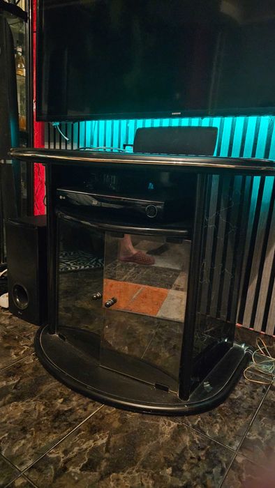 Продавам ТВ шкаф.