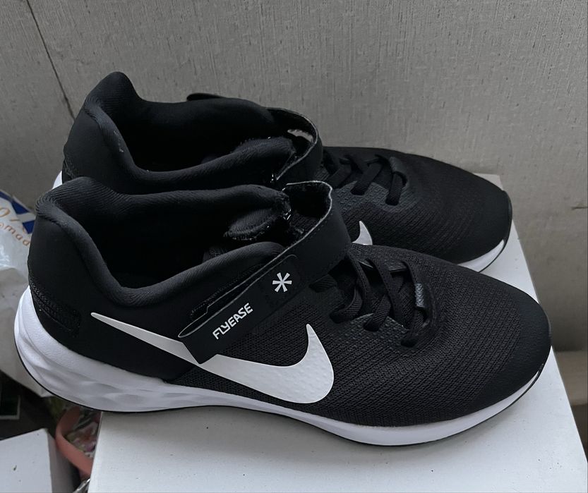 Нови маратонки Nike Revolution