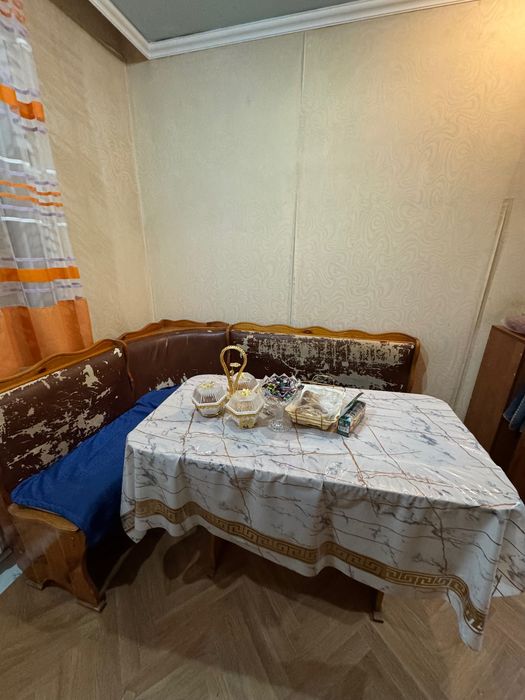 Угловой кухонный стол