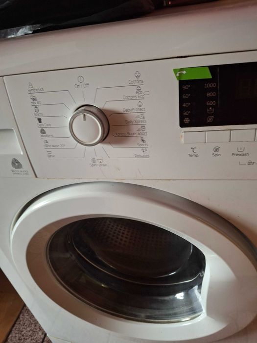 Продавам работеща пералня Беко