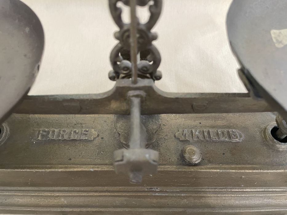 Cântar vechi antic Roberval „Force 4 Kilos” + Set greutăți bronz/fontă