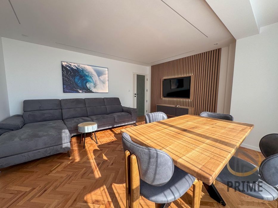 Лазур тристаен апартамент обзаведен