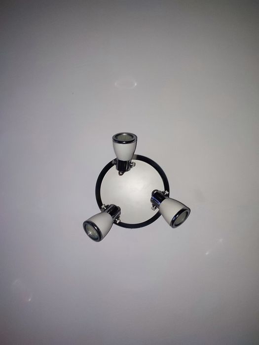 LED полилей с три крушки