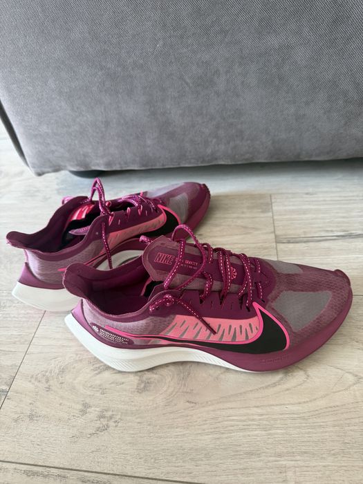 Nike маратонки.