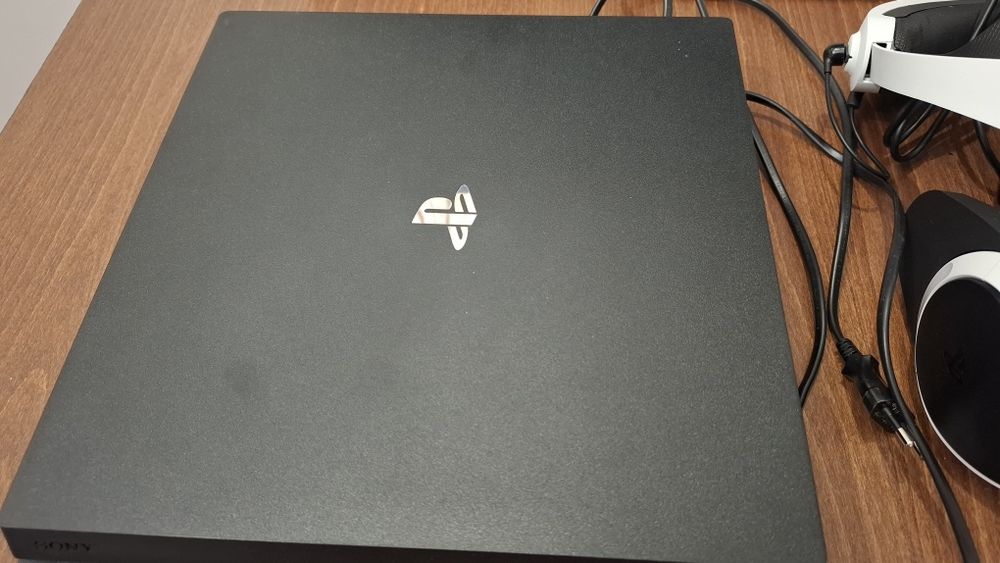 ОБСЛУЖЕН В СЕРВИЗ + КУТИИ: PlayStation 4 Pro 1TB + 2 Джойстика + PS VR Mega Pack