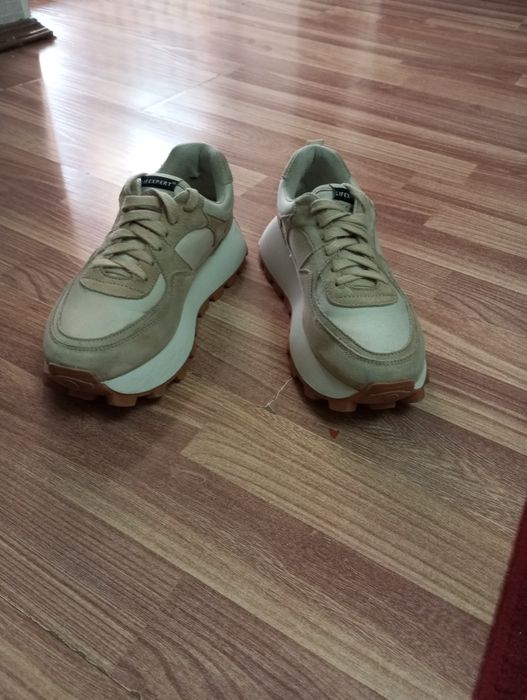 Продам замшевые кроссовки