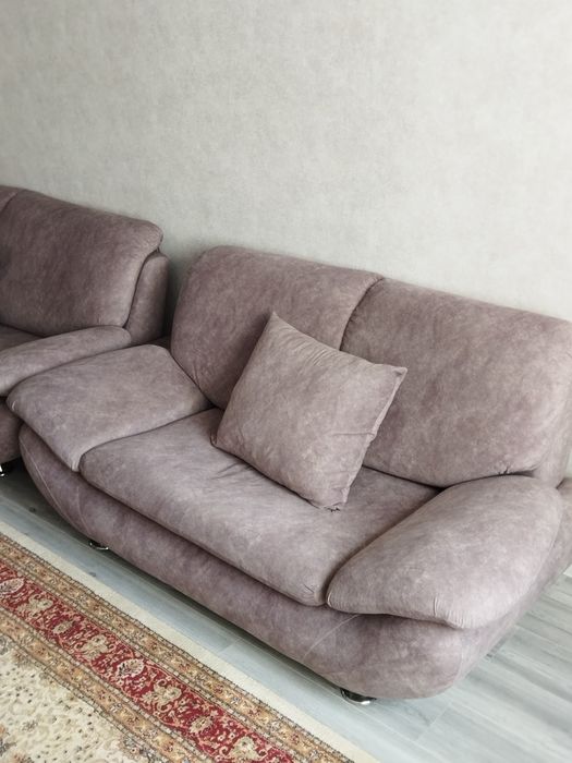 Комплект из двух диванов,кресло и подушки