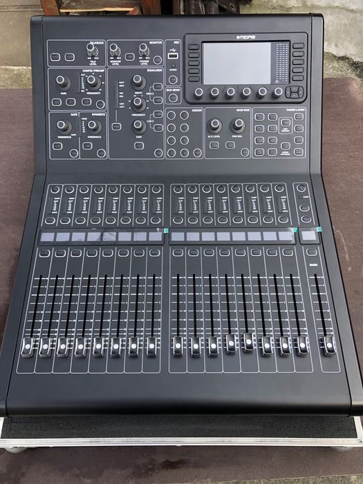 Mixer midas M32 R vine impreuna cu case.