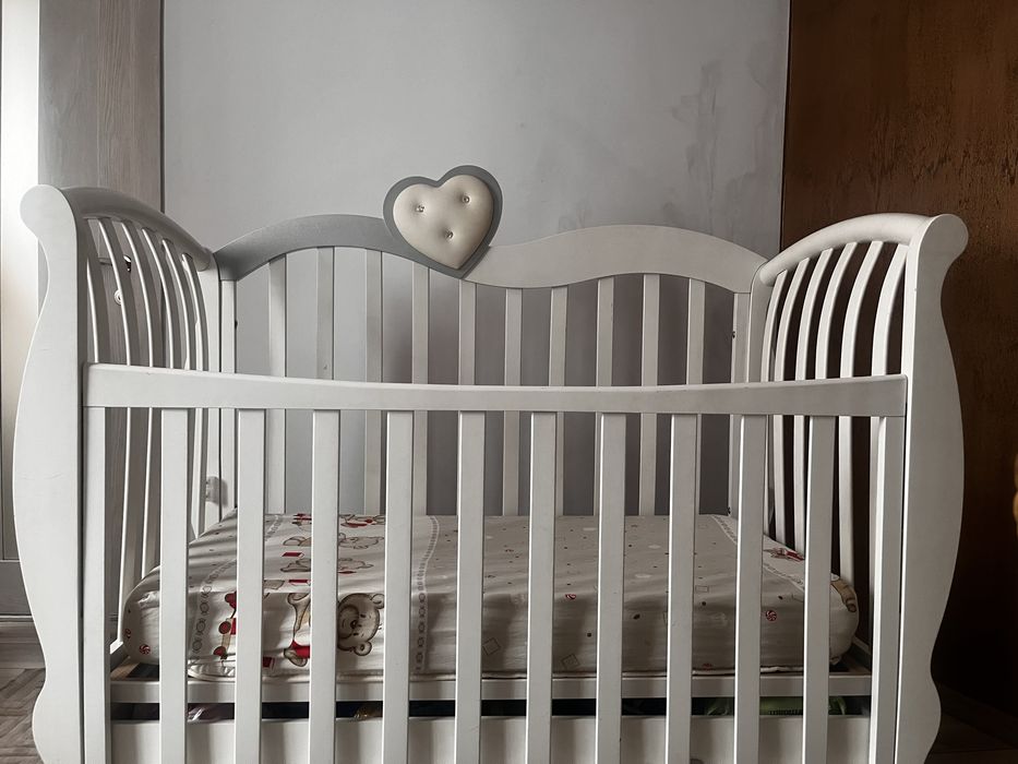 Patut bebe alb din lemn