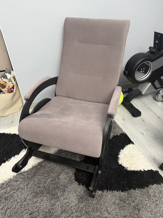 Кресло-качалка в отличном состоянии, серое.