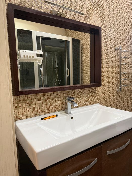 Продам раковину с зеркалом