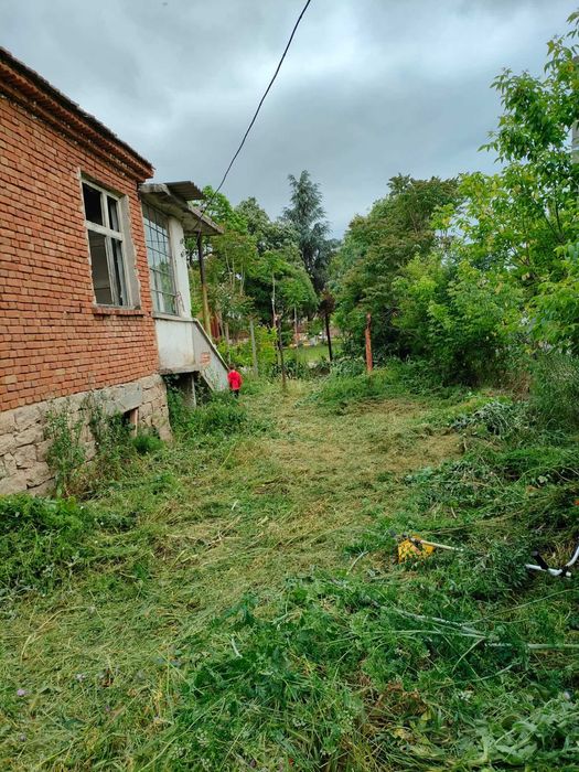 Къща с масивна постройка