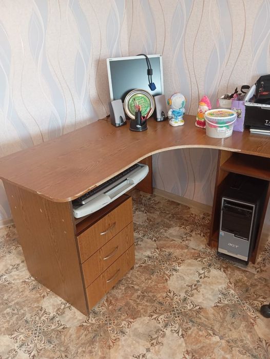 Стол компьютерный и кровать